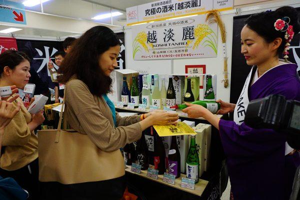 Guests had the chance to taste and learn about various kinds of Japanese sake. (The Epoch Times)