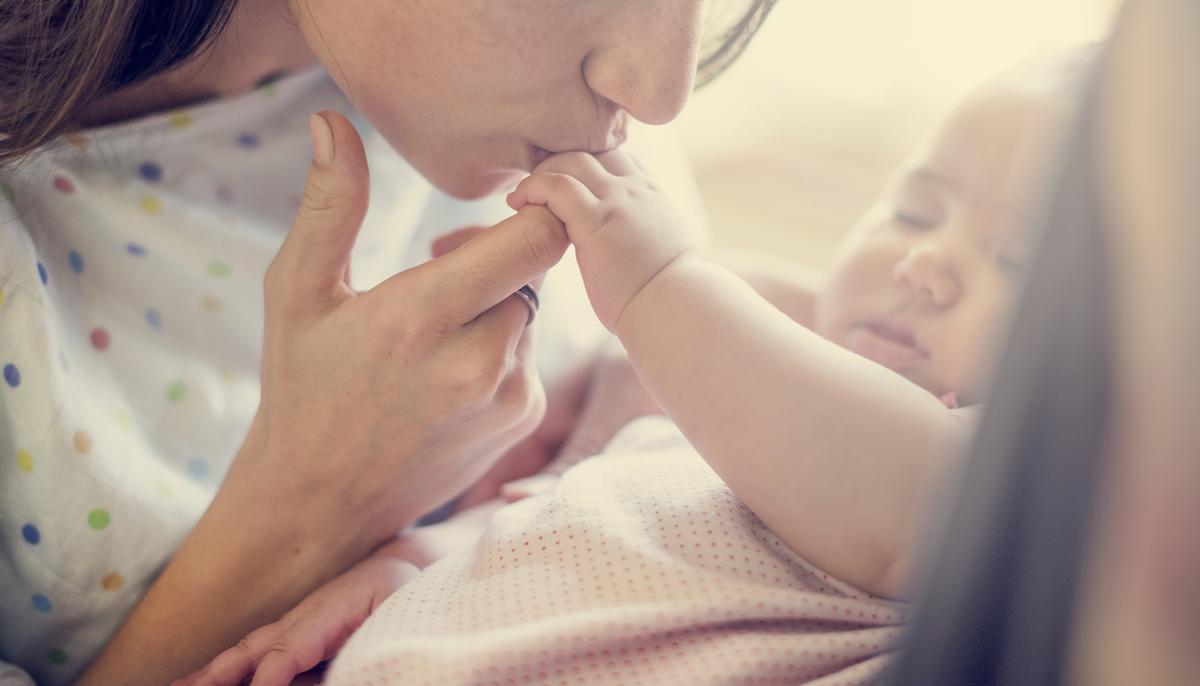 Dad Films Daughter’s Birth, but What She Does to Mom Leaves the Medical Team in Awe