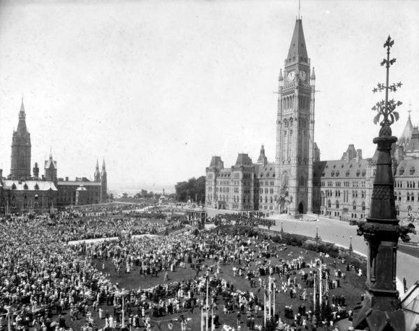 Crowds on Parliament Hill celebrate Dominion Day in 1927, the 60th anniversary of Confederation, also known as the Diamond Jubilee. (Public Domain)