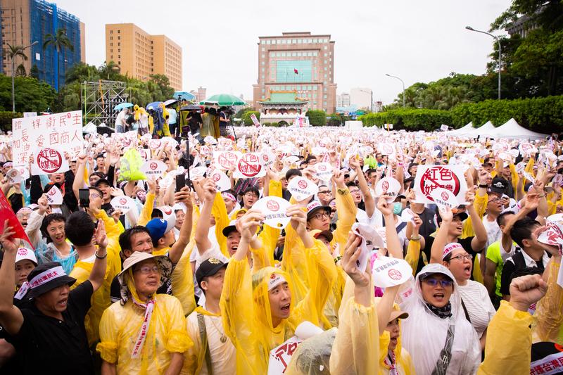 Protesters stage a rally against pro-Beijing Taiwanese media in Taipei, Taiwan, on June 23, 2019. (Chen Pochou/The Epoch Times)