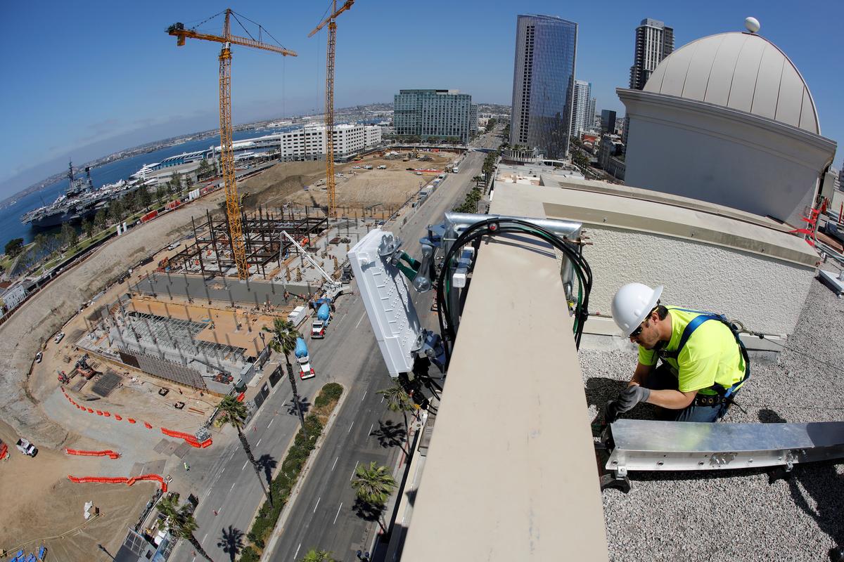 Telecommunications worker Chris Viens installs a new 5G antenna system made by Ericsson for AT&T's 5G wireless network in downtown San Diego, California, U.S. on April 23, 2019. (Mike Blake/Reuters)