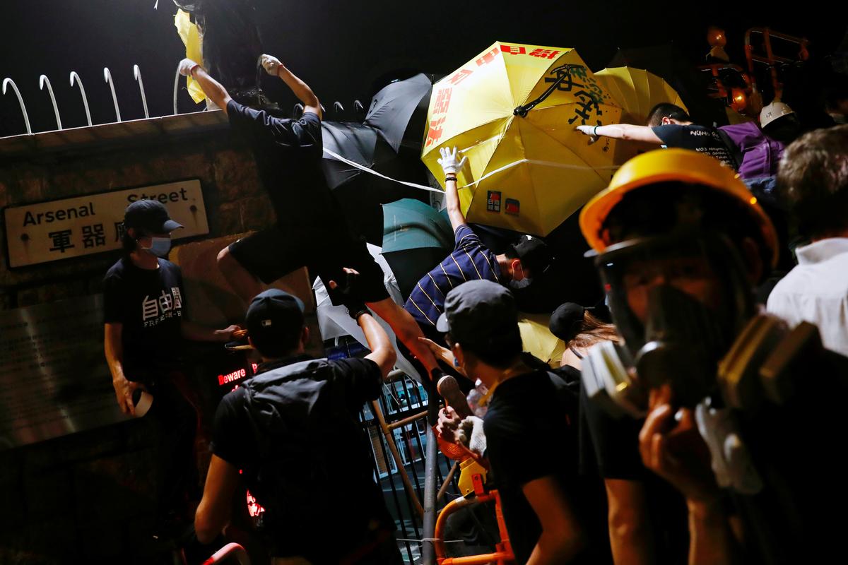 Demonstrators build a barricade at the gate of the police headquarters during a demonstration demanding Hong Kong's leaders to step down and withdraw the extradition bill, in Hong Kong, China on June 27, 2019. (Tyrone Siu/Reuters)