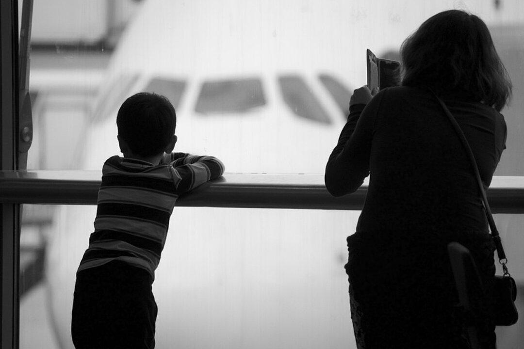 Woman Tries to Kidnap 2 Children at Atlanta Airport, Parents Wrestle to Protect Them