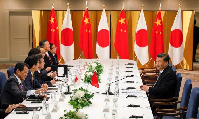Chinese Leader Xi Briefly Left Alone Facing Entire Japanese Delegation During Meeting With Abe