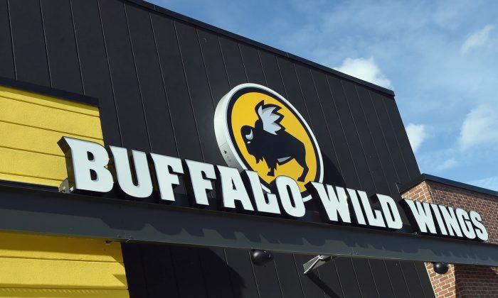 Rat Falls From Ceiling on Diner’s Table at Buffalo Wild Wings With Heart Still Beating