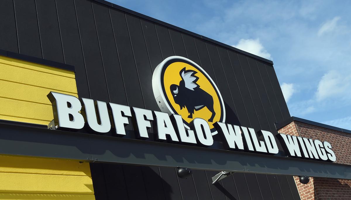 Rat Falls From Ceiling on Diner’s Table at Buffalo Wild Wings With Heart Still Beating