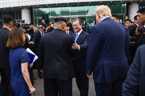 North Korea's dictator Kim Jong Un (centre L) meets with South Korea's President Moon Jae-in (C) as US President Donald Trump (centre R) looks on. (BRENDAN SMIALOWSKI/AFP/Getty Images)