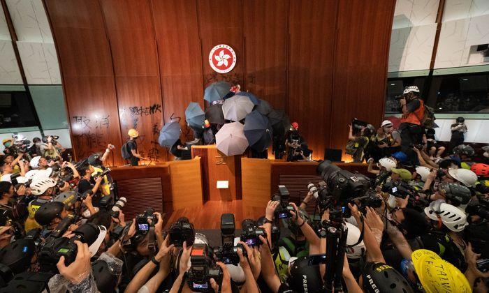 Hong Kong Protesters Break into Government Building in Escalated Demand to Scrap Extradition Bill