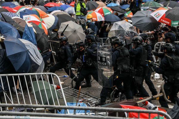 Police clash with protesters during a rally against a controversial extradition law proposal outside the government headquarters in Hong Kong on June 12, 2019. (DALE DE LA REY/AFP/Getty Images)