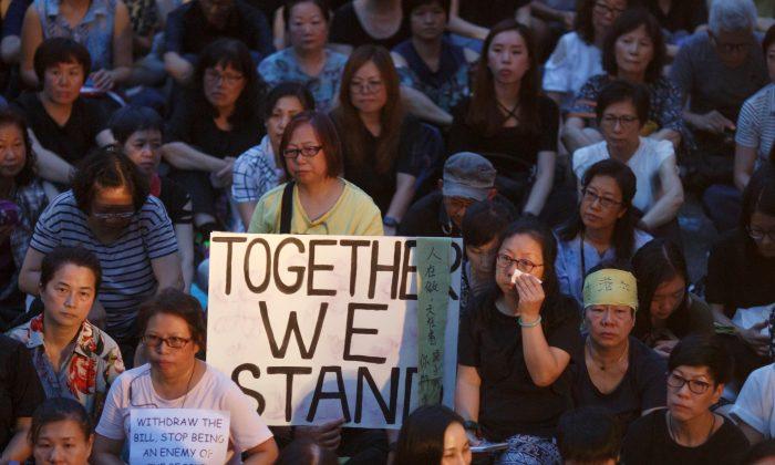 Hong Kong Mothers March in Support of Student Protesters