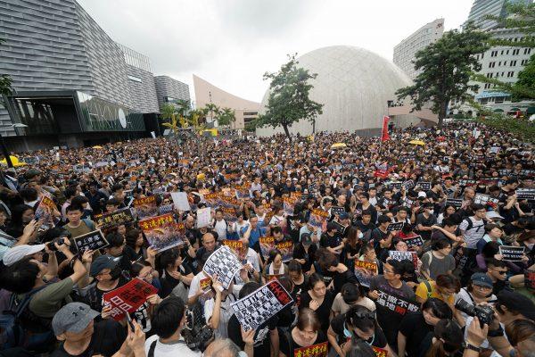 Thousands rallied at Kowloon, Hong Kong on July 7, 2019 calling for the complete withdrawal of a controversial extradition bill. (Li Yi/The Epoch Times)