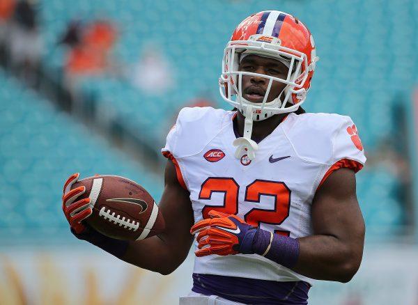 File photo showing Tyshon Dye of the Clemson Tigers warming up during a game against the Miami Hurricanes at Sun Life Stadium in Miami Gardens, Florida, on October 24, 2015. (Mike Ehrmann/Getty Images)
