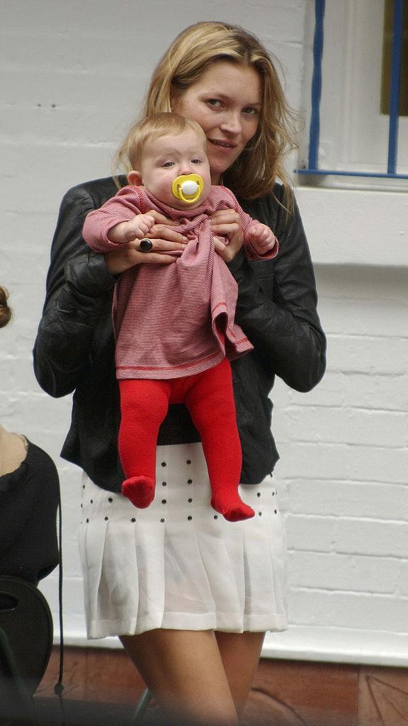 Kate Moss proudly holds her baby daughter Lila while out to lunch with friends in New York City, 2003 (©Getty Images | <a href="https://www.gettyimages.com/detail/news-photo/model-kate-moss-holds-her-daughter-lola-while-out-at-lunch-news-photo/2022181">Mark Mainz</a>)