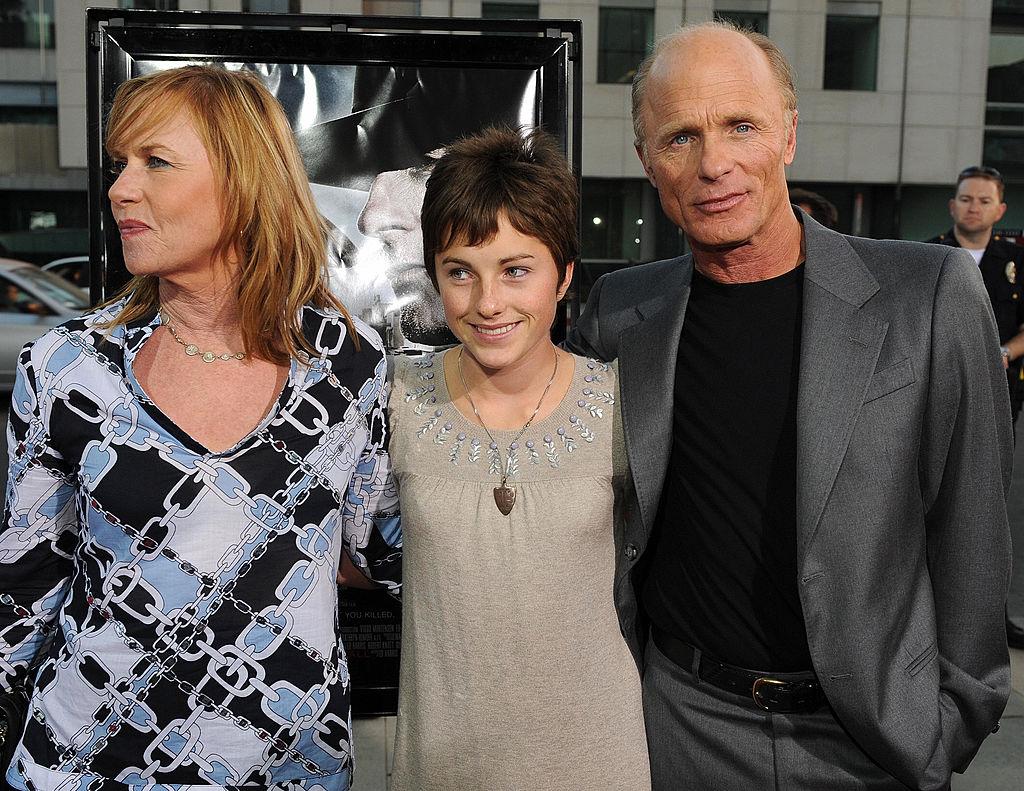 Ed Harris attends a film premiere with wife Amy and daughter Lily in Los Angeles, 2008 (©Getty Images | <a href="https://www.gettyimages.com/detail/news-photo/actor-and-director-ed-harris-arrives-with-his-daughter-lily-news-photo/82868396">GABRIEL BOUYS/AFP</a>)
