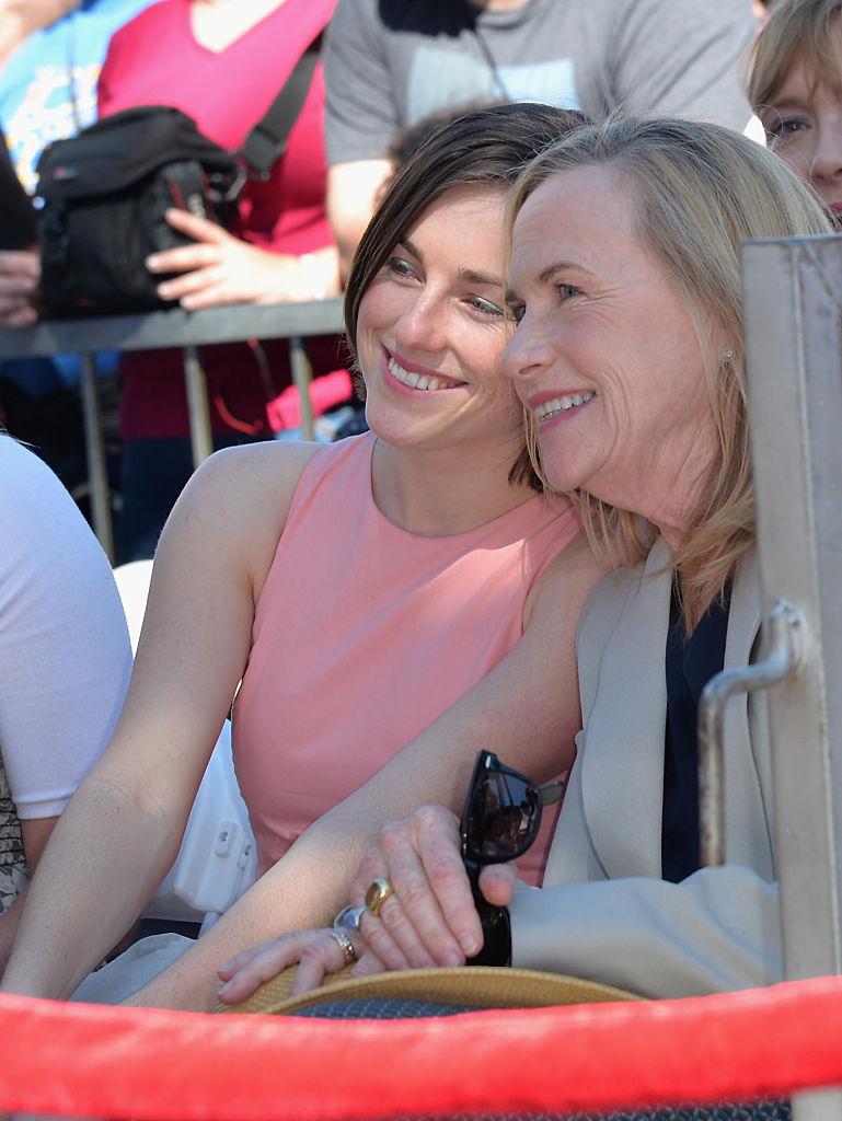 Lily and her mom, Amy Madigan, watch Ed Harris receiving the 2,546th star on the Hollywood Walk Of Fame (©Getty Images | <a href="https://www.gettyimages.com/detail/news-photo/lily-harris-and-actress-amy-madigan-attend-a-ceremony-news-photo/466119234">Alberto E. Rodriguez</a>)