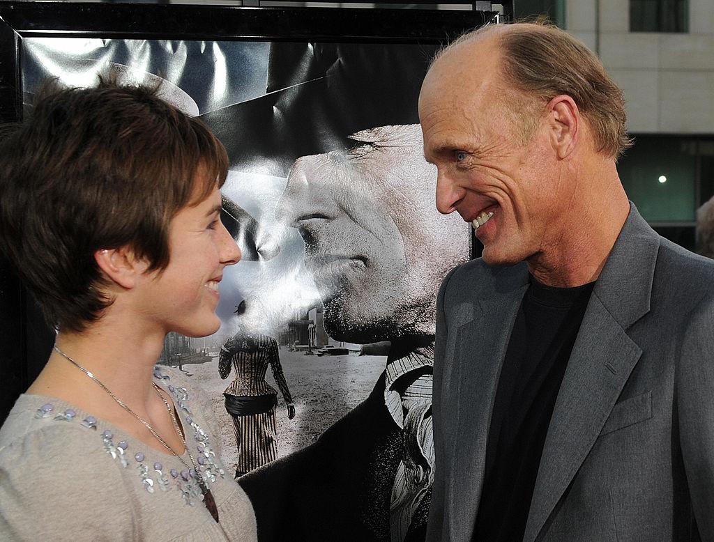 Spot the difference: Ed Harris arrives with Lily at the premiere of "Appaloosa" in Los Angeles, 2008 (©Getty Images | <a href="https://www.gettyimages.com/detail/news-photo/actor-and-director-ed-harris-arrives-with-his-daughter-lily-news-photo/82868389">GABRIEL BOUYS/AFP</a>)