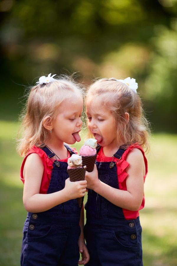 The twins girl eating ice creams. (Shutterstock)