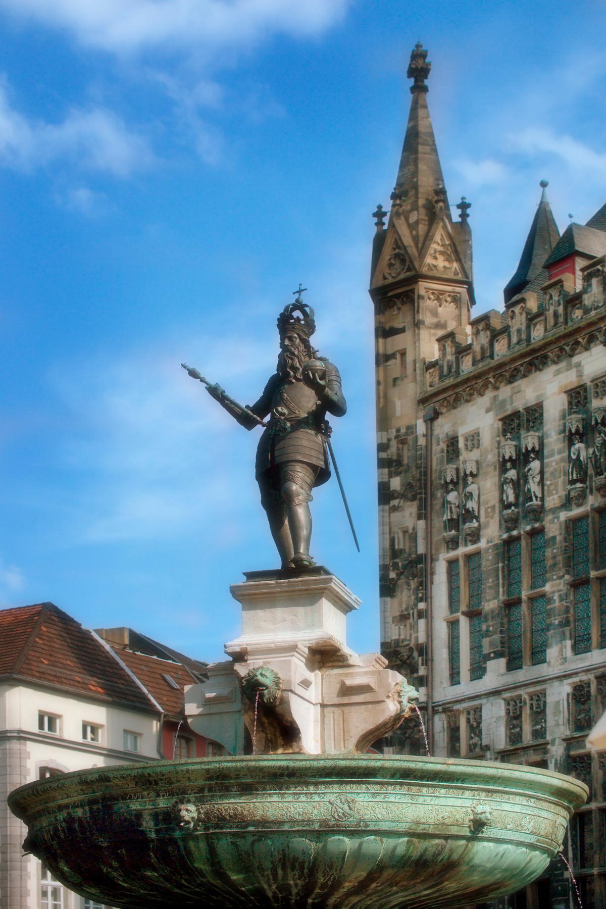 <span style="color: #000000;">A statue of Charlemagne in the city center. (Aachen Tourismus)</span>