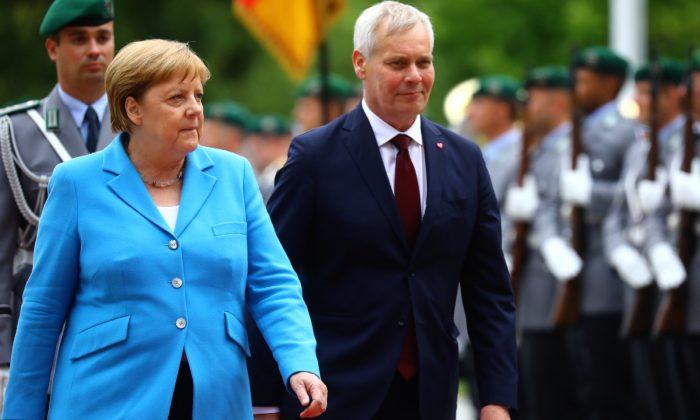 German Leader Angela Merkel Seen Shaking for 3rd Time in a Month