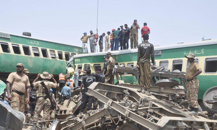 Train Collision in Pakistan Kills 20