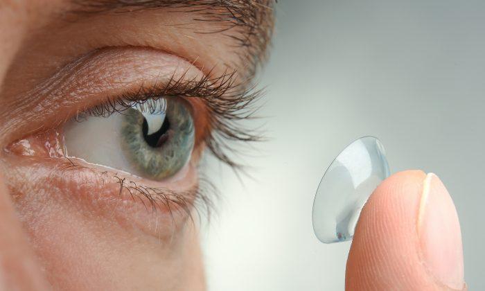 Athlete Blinded by Horrible Eye Infection from Wearing Contact Lenses in the SHOWER, Warns Others