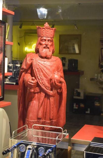 <span style="color: #000000;">A statue of Charlemange in a storefront. The historic emperor is usually depicted with a beard to signify wisdom, though he would not have worn one. (Catherine Yang/The Epoch Times)</span>