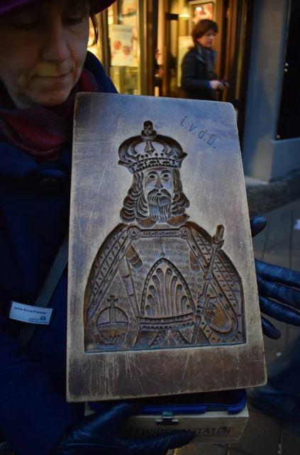 <span style="color: #000000;">A Charlemagne gingerbread mold. (Catherine Yang/The Epoch Times)</span>