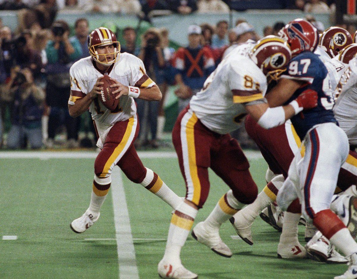 Washington Redskins quarterback Mark Rypien (L) drops to pass during NFL football's Super Bowl XXVI in Minneapolis on Jan. 26, 1992. (Jim Mone, File/AP Photo)