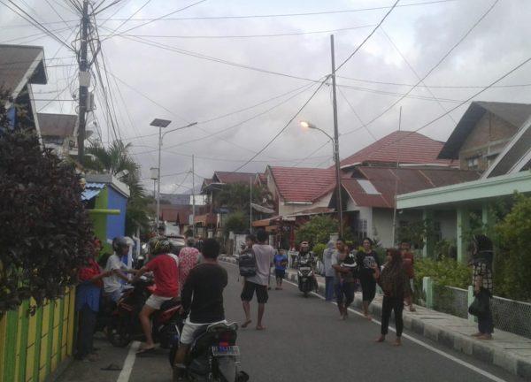 Residents leave their homes to find higher grounds following an earthquake in Ternate, North Maluku, Indonesia, on July 14, 2019. (AP Photo)