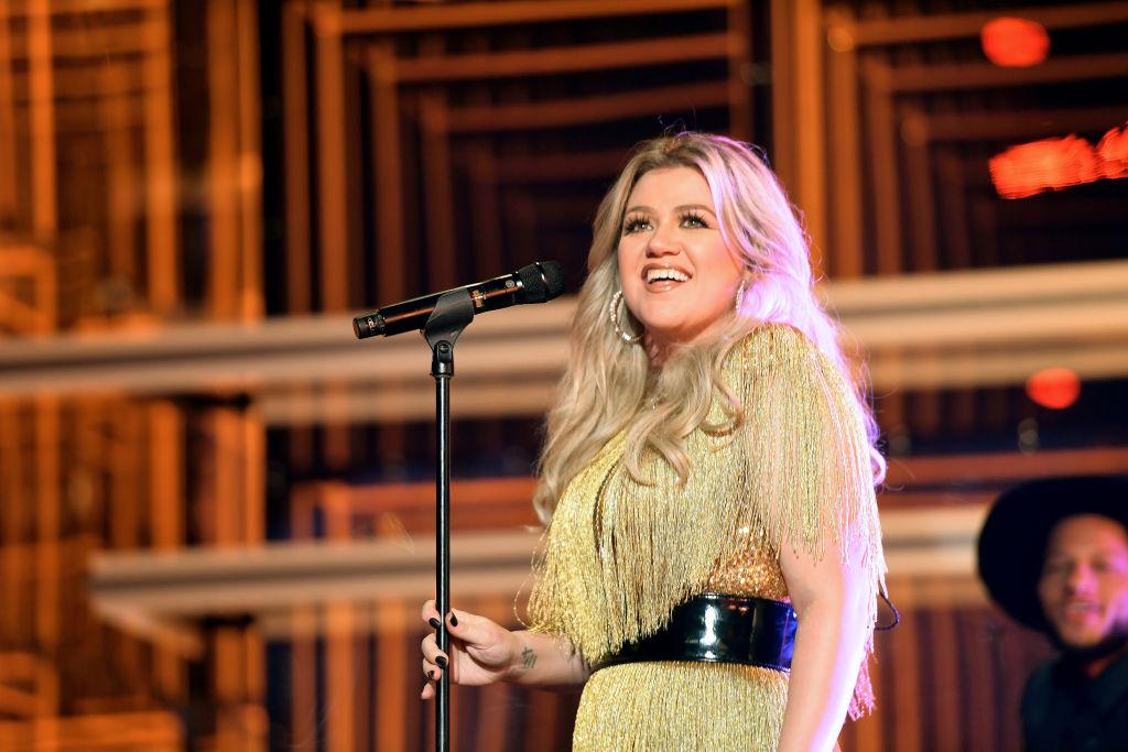 Kelly Clarkson performs on stage at the Billboard Music Awards in Las Vegas, 2018 (©Getty Images | <a href="https://www.gettyimages.com/detail/news-photo/host-kelly-clarkson-performs-onstage-at-the-2018-billboard-news-photo/960694608">Matt Winkelmeyer</a>)