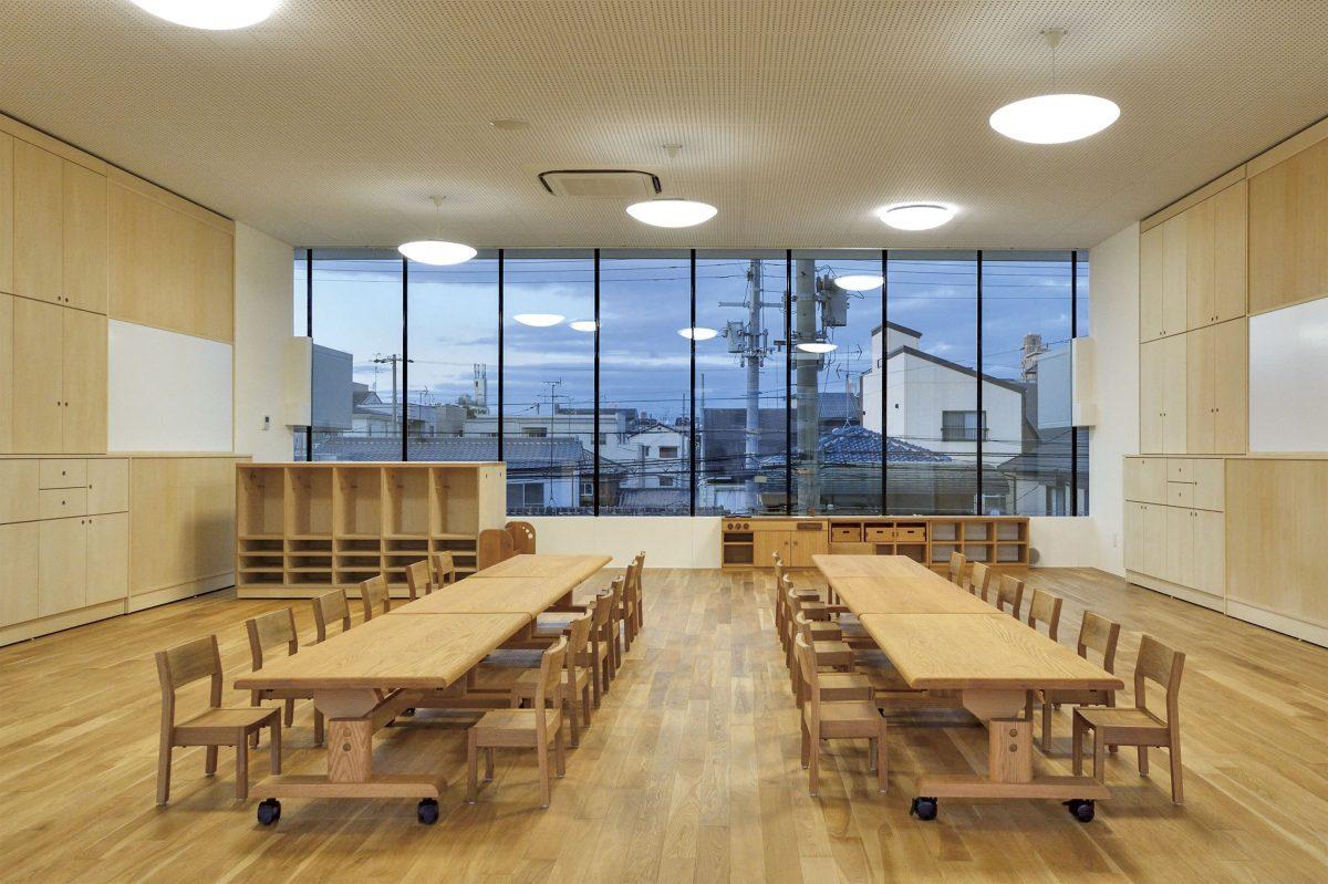 In an educational facility in Osaka, Japan, flexible Hida Sangyo tables on castors and comfortable Hida Sangyo chairs give educators more flexibility to arrange the learning environment. (Hida Sangyu)