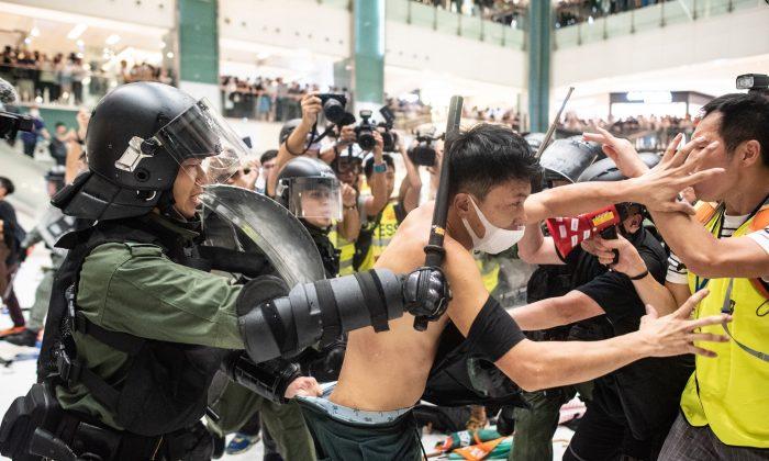 Hong Kong Groups Condemn Police for Tough Tactics While Clearing Protesters From Mall