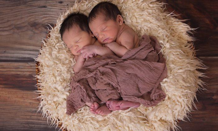 VIDEO: Newborn Twins Hugging During Bath After Birth Goes Viral, Garners 50M Views