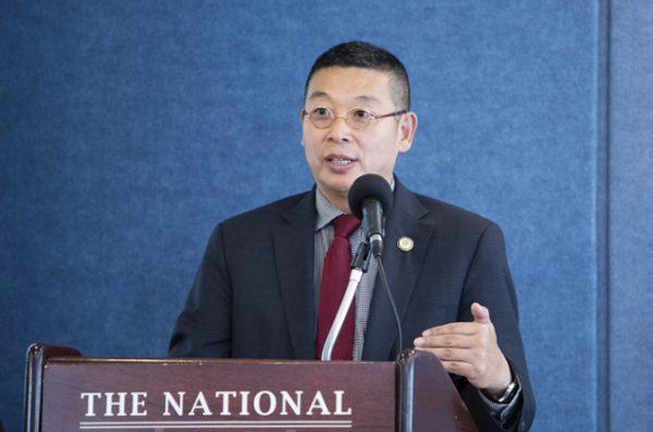 Yang Jianli, president and founder of Citizen Power Initiatives for China（CPIC）speaks at the National Press Club on Latest Developments in China’s On-demand Killing of Prisoners of Conscience for Organs in Washington on July 15, 2019. (Lynn Lin/The Epoch Times)