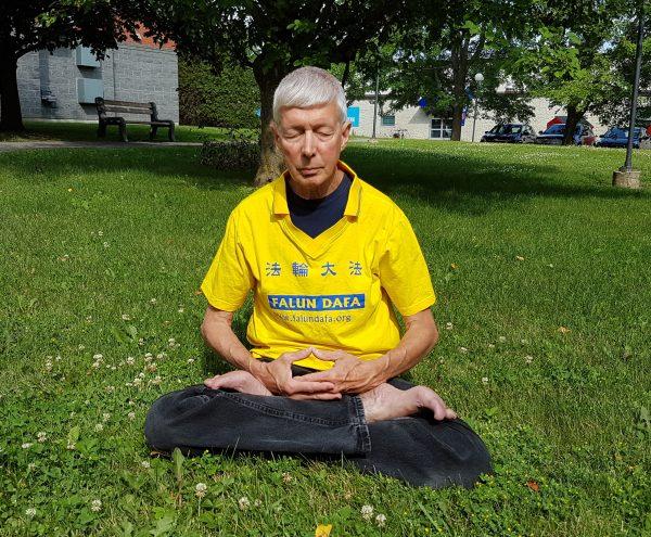 Falun Gong practitioner Gerry Smith was ordered by the CEO of the Ottawa Dragon Boat Festival, on festival grounds, to remove his shirt bearing the name of his spiritual practice on June 22, 2019. CEO John Brooman told Smith that the Chinese Embassy was a sponsor of the festival and does not want Falun Gong at the event. (The Epoch Times)