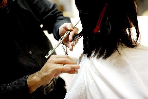 A hairdresser cuts hair. (Pixabay)