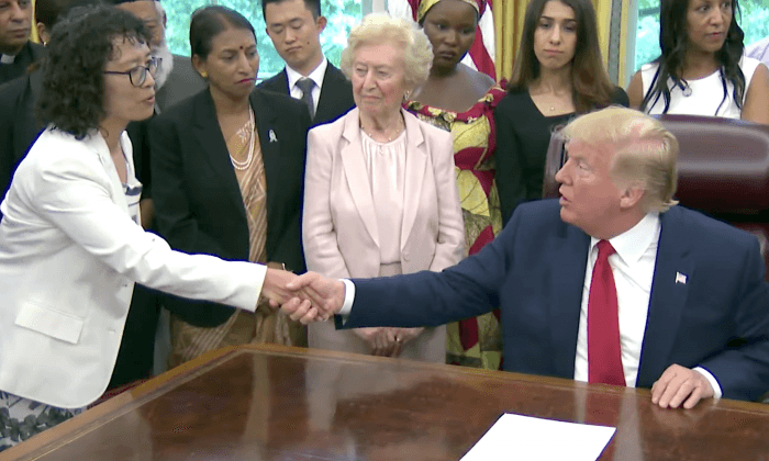 Trump Meets With Falun Gong Practitioner, Other Survivors of Religious Persecution