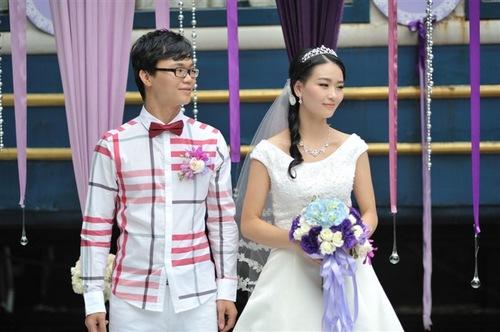 He Wenting (R) and Huang Guangyu on their wedding day in 2012. (Minghui.org)
