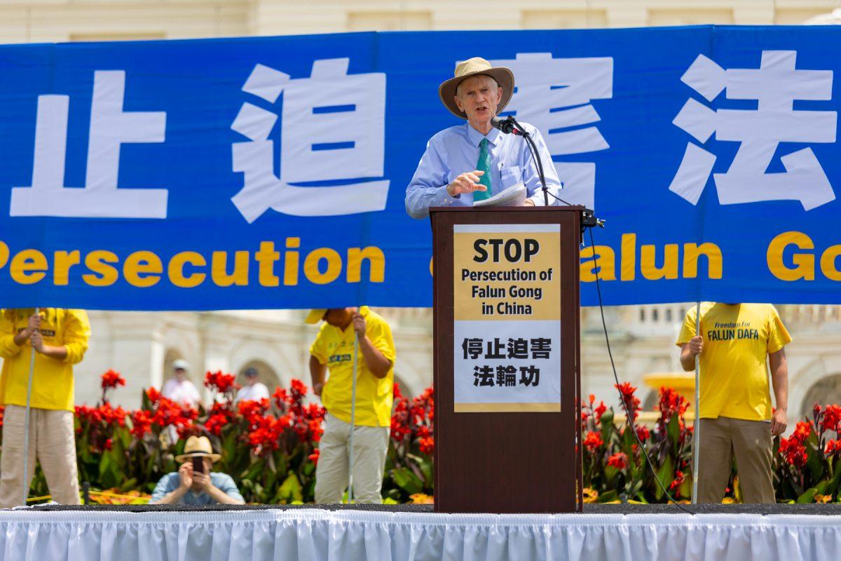 David Kilgour, former Canadian secretary of state (Asia-Pacific), at a rally commemorating the 20th anniversary of the persecution of Falun Gong in China, on the West Lawn of Capitol Hill on July 18, 2019.(Mark Zou/The Epoch Times)