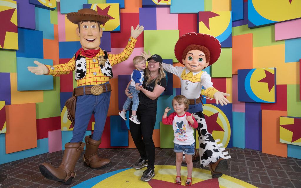 Kelly Clarkson and her children, Remington and River Rose, with "Pixar pals" Woody and Jessie at the Disneyland Resort in California, 2018 (©<a href="https://www.gettyimages.com/detail/news-photo/in-this-handout-photo-provided-by-disneyland-resort-singer-news-photo/945532066">Getty Images</a>)