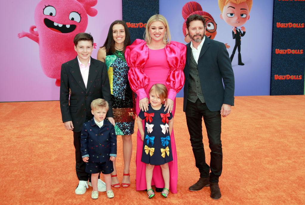 Kelly Clarkson and her husband, Brandon Blackstock, with Brandon's children Seth and Savannah, and the couple's children, Remington and River Rose, in LA, 2019 (©Getty Images | <a href="https://www.gettyimages.com/detail/news-photo/seth-blackstock-remington-alexander-blackstock-savannah-news-photo/1145506858">Rich Fury</a>)