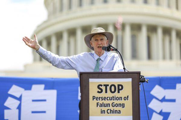 David Kilgour, former Canadian Secretary of State (Asia-Pacific), speaks at a rally commemorating the 20th anniversary of the persecution of Falun Gong in China, on the West lawn of Capitol Hill in Washington on July 18, 2019. (Samira Bouaou/The Epoch Times)