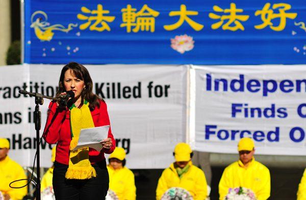 Lawyer Sophie York speaks at a rally calling for an end to the persecution of Falun Gong in Sydney, Australia, on July 19, 2019. (Ke Shen/The Epoch Times)