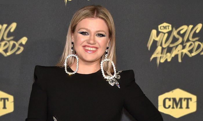 Kelly Clarkson Accused of ‘Child Abuse’ for Giving Sugar-Rich Snack to Her Toddler