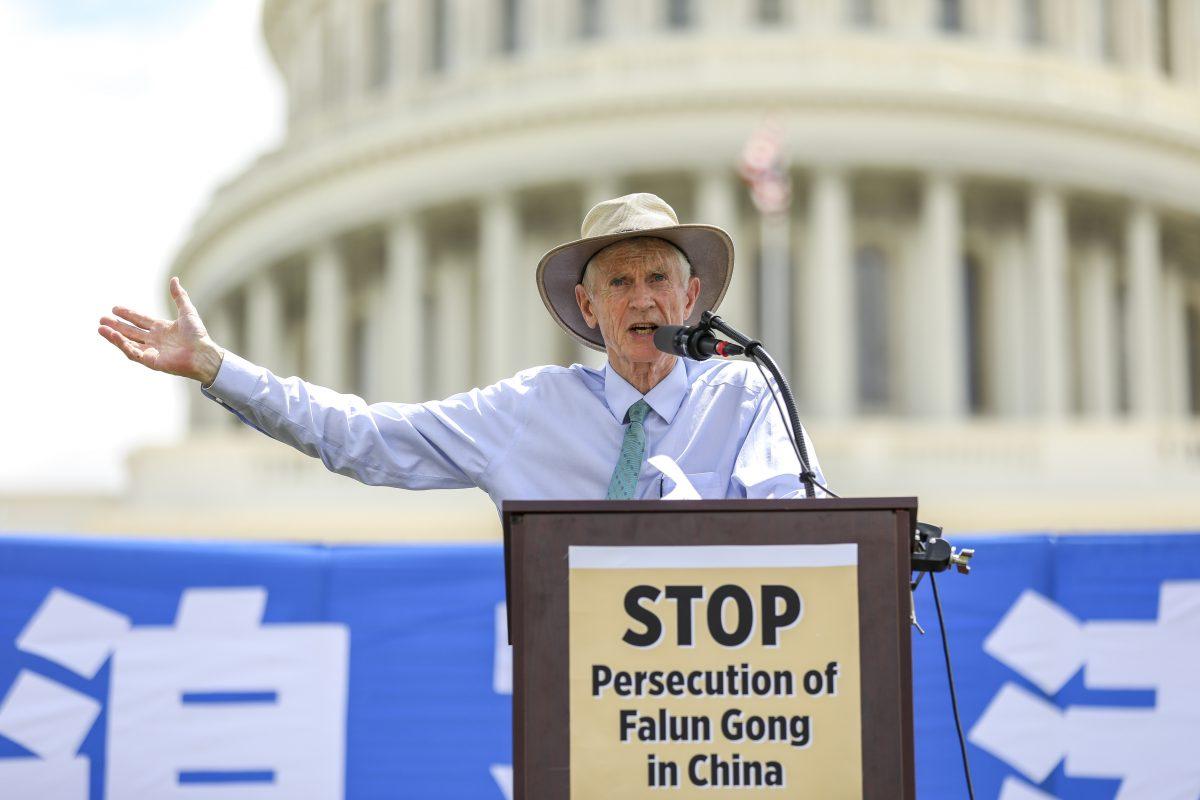 David Kilgour, former Canadian Secretary of State (Asia-Pacific), speaks at a rally commemorating the 20th anniversary of the persecution of Falun Gong in China, on the West lawn of Capitol Hill in Washington on July 18, 2019. (Samira Bouaou/The Epoch Times)