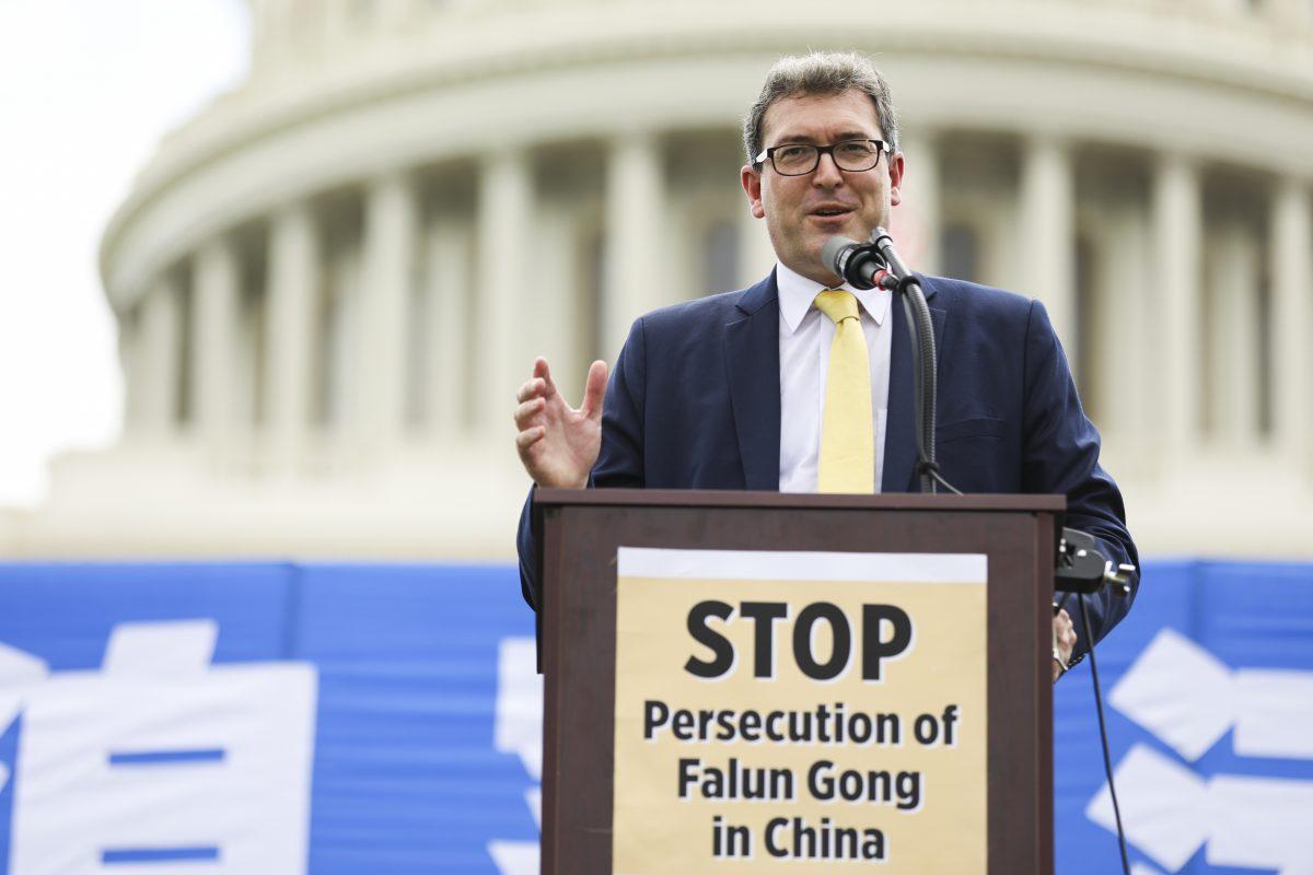  Benedict Rogers, UK rights activist and East Asia Team Leader at nonprofit Christian Solidarity Worldwide, speaks at a rally commemorating the 20th anniversary of the persecution of Falun Gong in China, on the West lawn of Capitol Hill in Washington on July 18, 2019. (Samira Bouaou/The Epoch Times)