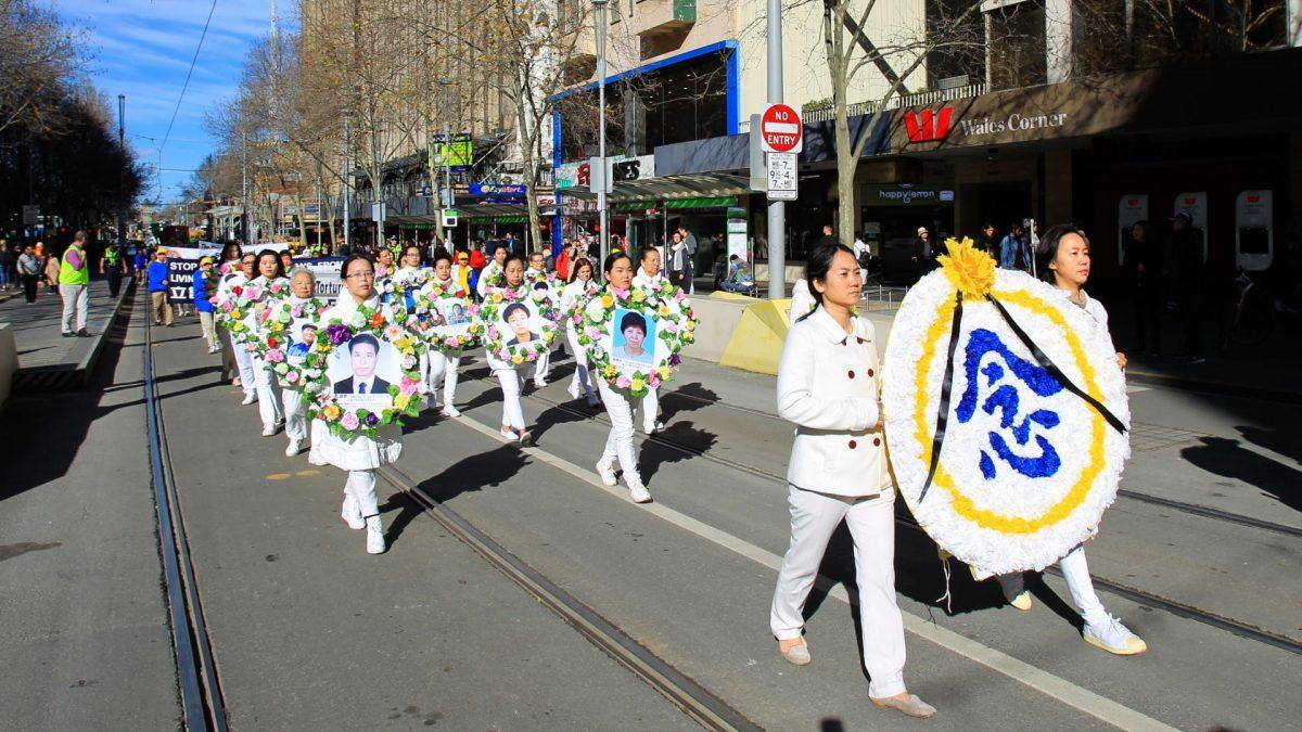 Ladies carrying wreaths commemorating Falun Dafa practitioners who have died since the persecution in China. The march occurred in Melbourne, Australia on July 20, 2019. (Chen Ming/Epoch Times)