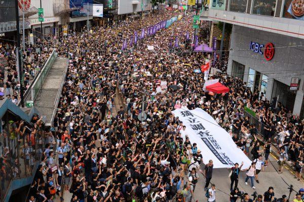 430,000 Hongkongers flooded on the streets on July 21 calls for investigating police using excessive force against protesters. (Song Bilong/The Epoch Times)