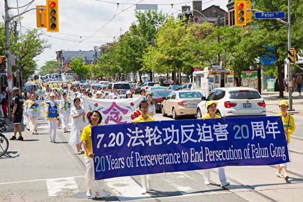 Downtown Toronto Flooded by Colour as Falun Gong Parade Commemorates 20 Years of Persecution