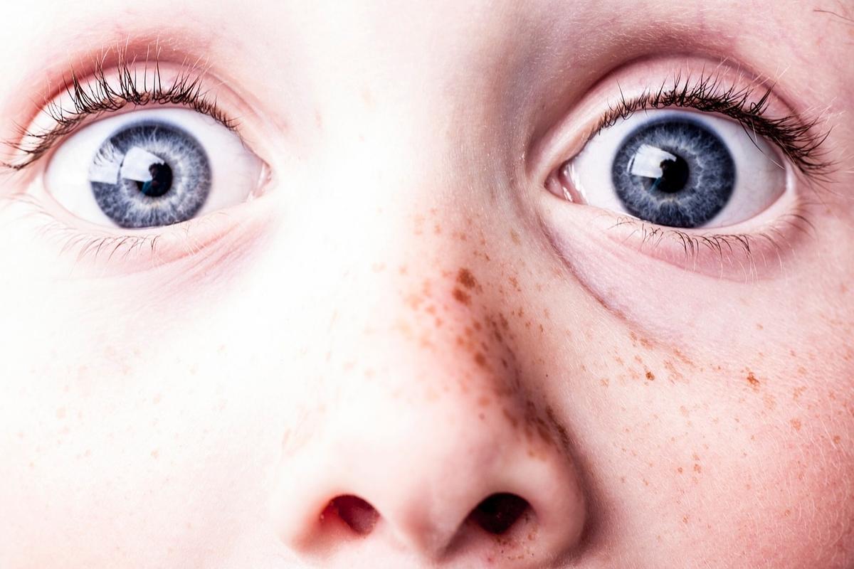 Illustration - Pixabay | <a href="https://pixabay.com/photos/surprised-blue-eyes-freckles-see-1327192/">GiselaFotografie</a>